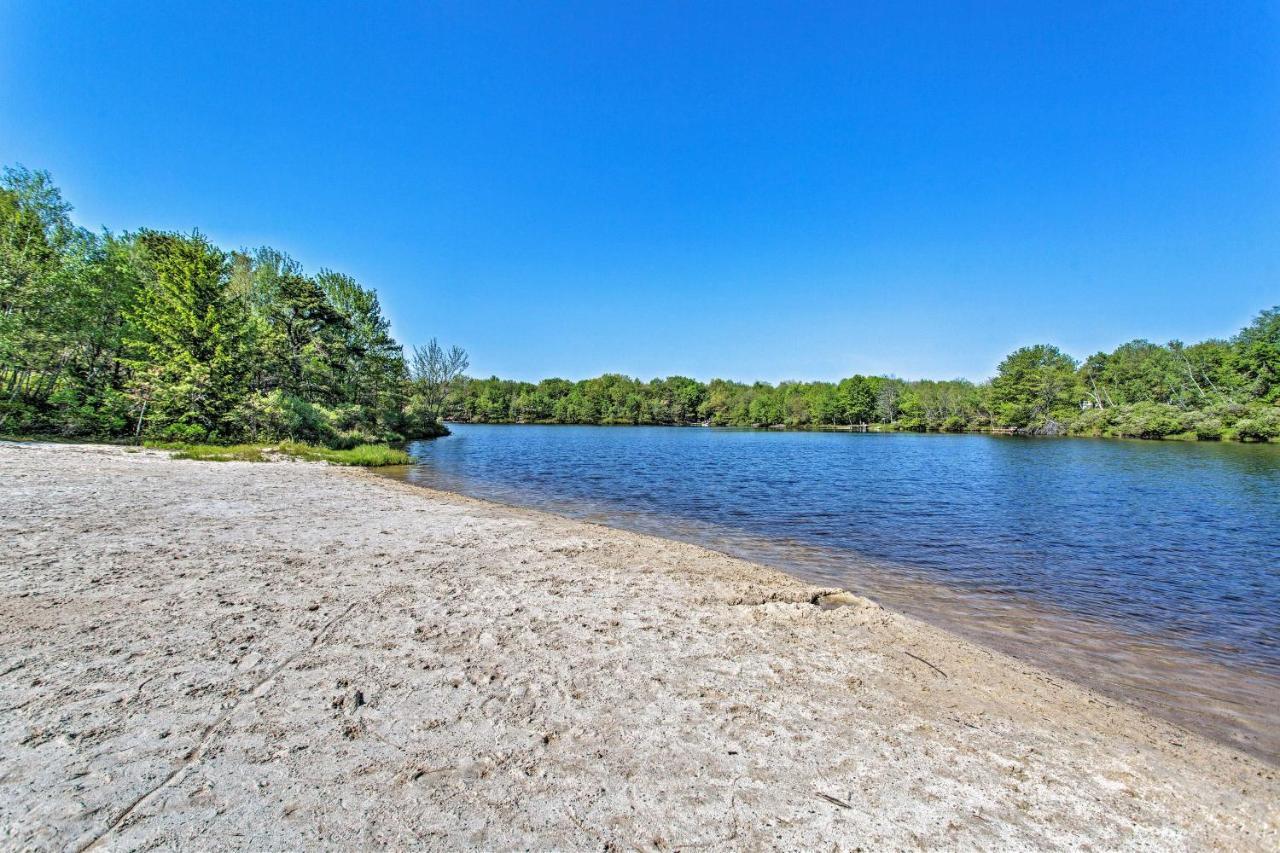 Peaceful Poconos Home With Lake And Pool Access! Long Pond Exterior photo